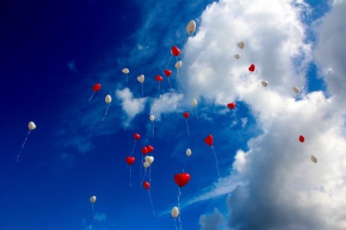 balloons-in-cloudy-sky