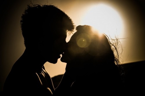 silhouette-of-kissing-couple