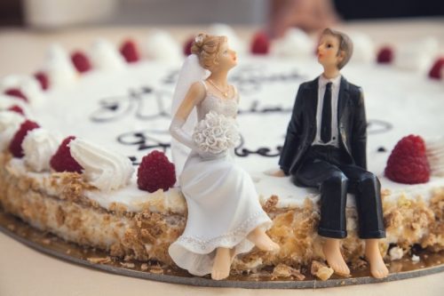 wedding-cake-with-raspberries-and-figurines